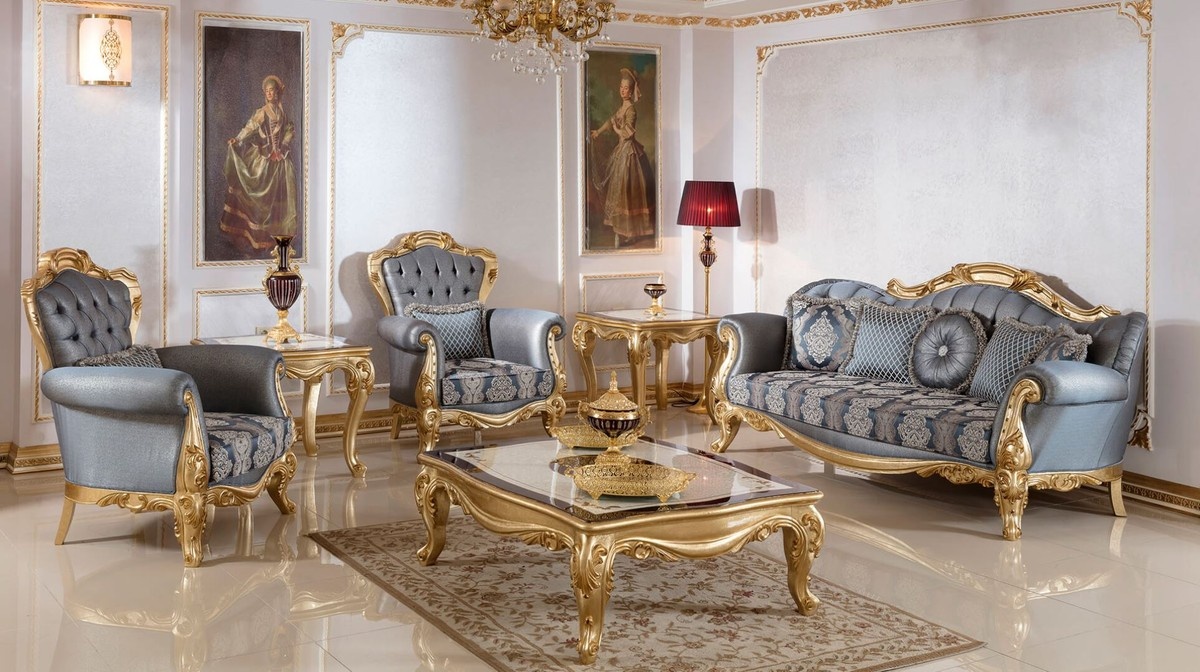 Casa Padrino Luxus Barock Wohnzimmer Set Blau / Gold - 2 Barock Sofas & 2 Barock Sessel & 1 Barock Couchtisch - Luxus Wohnzimmer Möbel im Barockstil - Barock Möbel - Barock Einrichtung