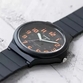 Casio MW-240-4BVEF Herren-Armbanduhr, Kunststoff-Gehäuse - Schwarz/Orange