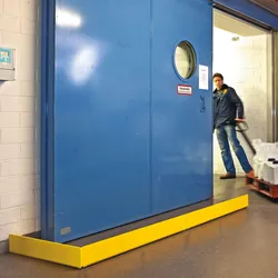 PROREGAL Anfahrschutz-Leitboard | HxBxT 15x80x10cm | Abgerundete Ecken & Gehrungsschnitt | Kunststoffbeschichteter Stahl 6mm | Gelb