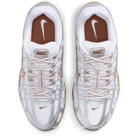 Nike P-6000 Damen White/Metallic Silver/Light British Tan 40