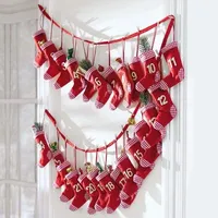 Rot/Weisser nagelneuer Adventskalender mit 24 nummerierten Socken, Dekoration aus Stoff und Holz 2025