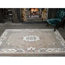 Kadima Design Traditioneller Wollteppich `Beauly` mit Handgeschnitzten Details. Farbe: Braun-Beige, 75x150 cm