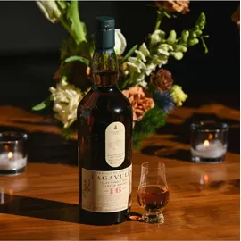 Lagavulin 16 Years Old Islay Single Malt Scotch 43% vol 0,7 l Geschenkbox