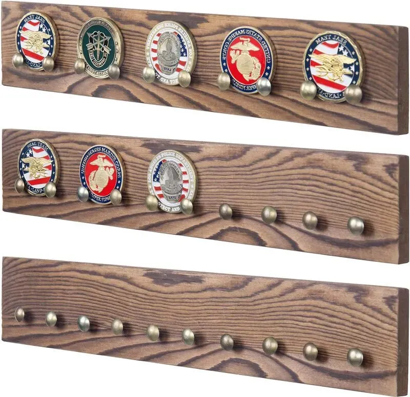 MyGift Wandmontierter Solider Brauner Holz Challenge Münzhalter mit Messingfarbenen Metallnagelhaken, Militär Münzdisplay Regal, Set von 3 Hält bis zu 15 Münzen