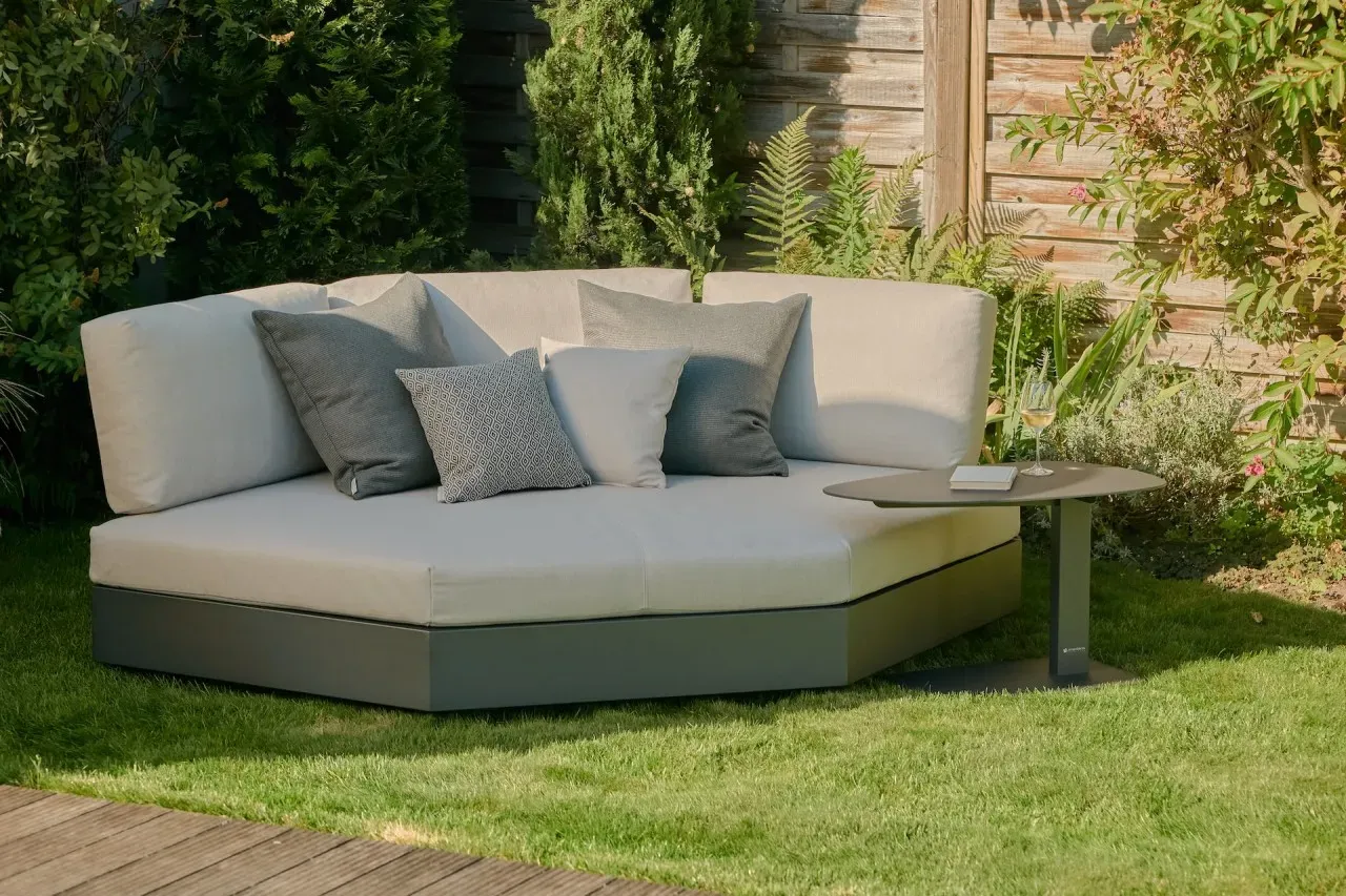 Jati & Kebon Set Daybed Bari - Das Set besteht aus: 1 x Eckteil, 1 Auflagen-Set für Eckteil, 3 x Rückenlehne...