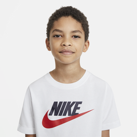 Nike Sportswear Baumwoll­T-Shirt für ältere Kinder White/Obsidian/University Red, 13 Jahre EU