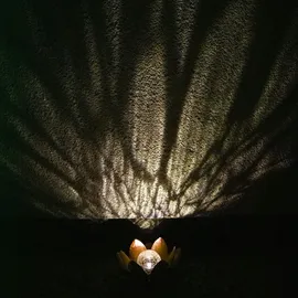 Navaris LED Solar Lotus Laterne - warmweiß wiederaufladbar - Lotusblüte Solarlampe mit tollem Licht durch Bruchglasoptik - Garten Deko Solarleuchte