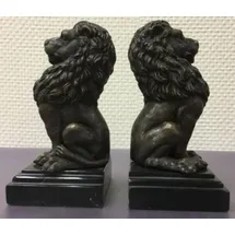 Casa Padrino Luxus Buchstützen 2er Set Bronze Löwen 9 x 9 x H. 19 cm - Deko Bronzefiguren mit Marmorsockel