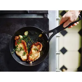 B&K BK Black Steel Bratpfanne aus Kohlenstoffstahl, Geeignet für Induktion, Backofen- und Bratrostsicher bis 350C, Langlebig und Professionell, Schwarz