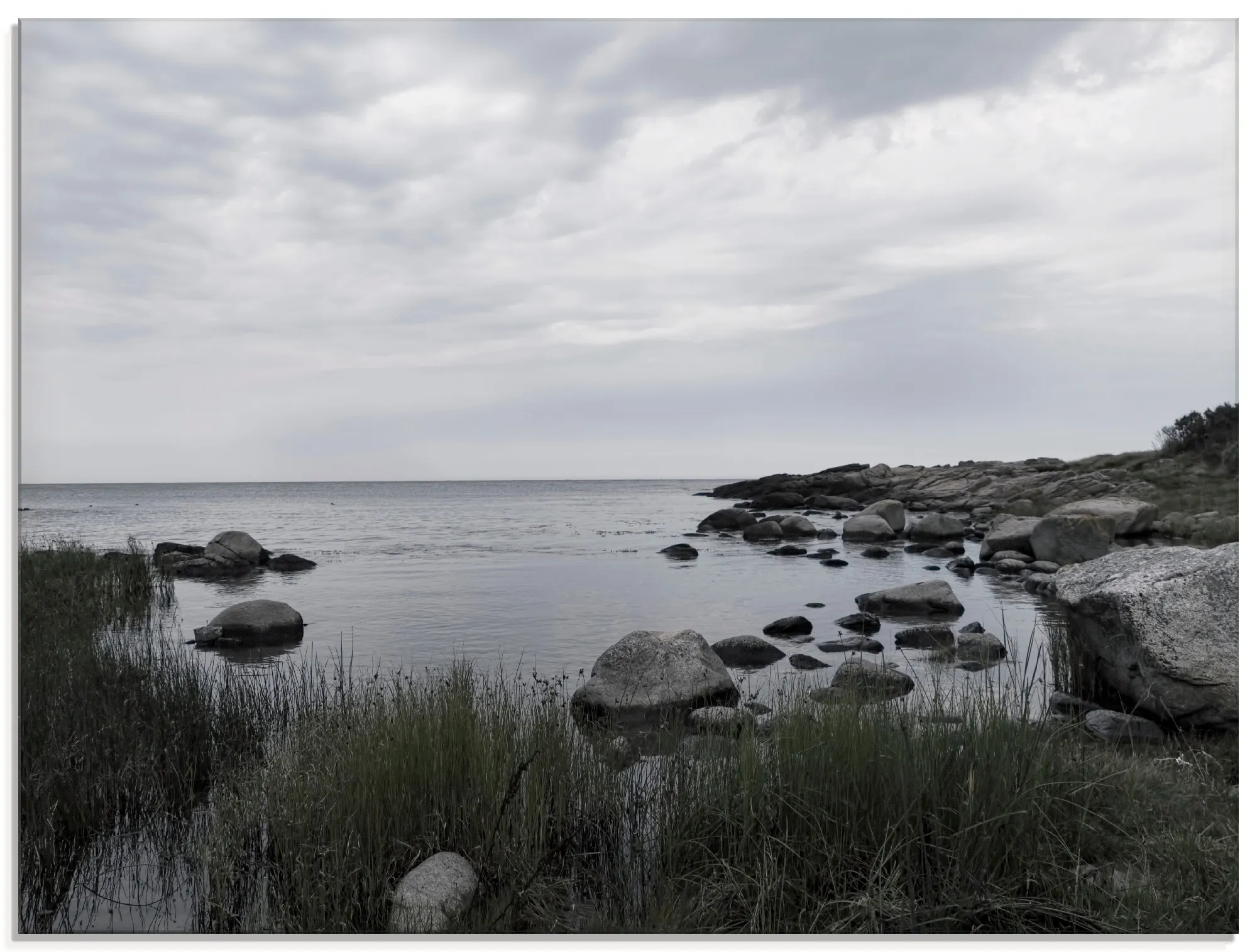 Glasbild »Einsame Bucht am Meer«, Gewässer, (1 St.), in verschiedenen Größen, 66341909-0 grau B/H: 80 cm x 60 cm