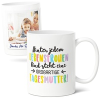 Tagesmutter Dankeschön Tasse - Abschiedsgeschenk für Erzieherin, Kindertagespflege - Keramik Fototasse (300ml) - Personalisiert - Hinter jedem Kind eine großartige