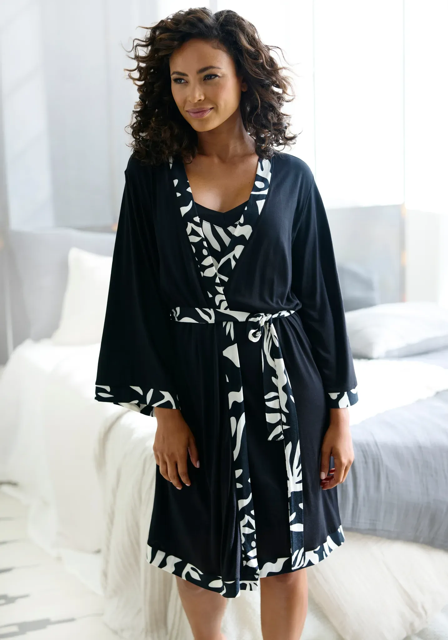 Kimono FRENCH CONNECTION, Damen, Gr. 32/34, schwarz-weiß (schwarz), Viskose, unifarben, Kurzform, Hausmäntel, im zeitlosen Schwarz-Weiß-Look