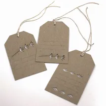 Artoz Geschenkanhänger weiß aus Kraftpapier mit Blumenstanzung, 6 St.