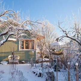 Relaxdays Vogelfutterhaus mit Erdspieß, braun