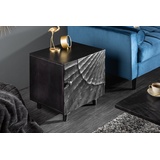 Riess Ambiente Massiver Nachttisch SCORPION 50cm schwarz Mangoholz Beistelltisch mit 3D Schnitzereien