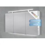 Intarbad Badezimmerspiegelschrank 3-türiger Spiegelschrank mit MULTI LED Acryl Aufsatzleuchte, dimmbar (Doppelspiegeltüren, Holz-/ Lackdekore, Maße von 120 bis 140 cm wählbar, Höhe 70 cm, Glasfachböden, Magnetleiste & Kosmetikspiegel Ø 12 cm) Vormontierte Lieferung, Floatglas, 160 kg Traglast, Made in Germany weiß 130 cm x 70 cm x 13,5 cm