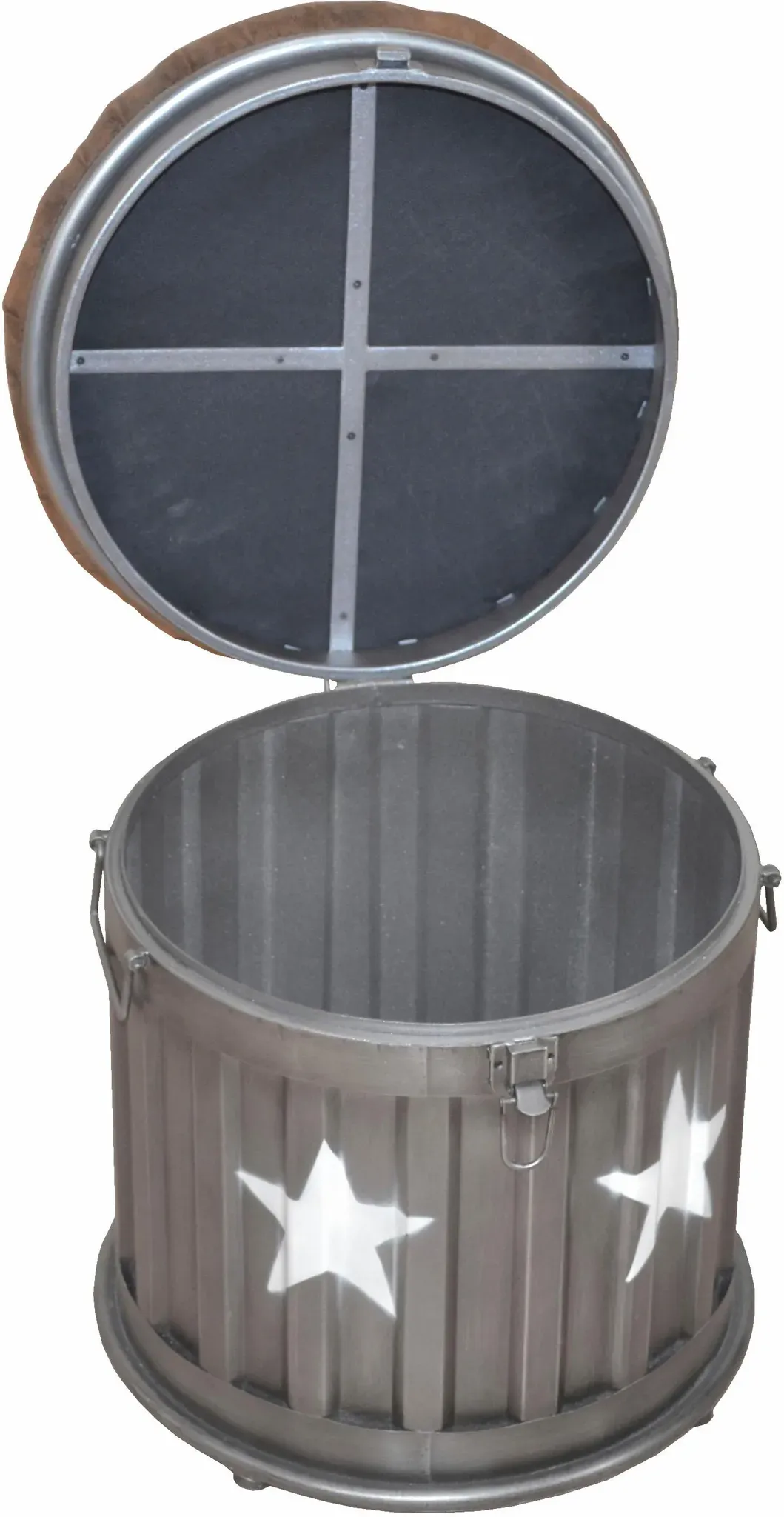 Stauraumhocker HOME AFFAIRE, silber (silberfarben), B:42cm H:42cm T:42cm, Stabile Sitzgelegenheit mit Mehrwert: Der Sitzhocker von Home affaire mit Stauraum begeistert durch seine stabile Konstruktion. Zudem handelt es sich bei diesem Hocker um ein praktisches 2-in-1 Möbelstück. Die Sitzfläche lässt sich nämlich einfach hochklappen. Darunter befindet sich reichlich Stauraum. Für eine sichere Standfestigkeit sorgt zudem der Verschluss, mit dem die Sitzfläche an dem Unterteil des Hockers befestigt wird. Dank der beiden seitlichen Tragegriffe lässt sich das Kleinmöbel leicht transportieren. Neben der Funktionalität überzeugt das Möbelstück durch seine Optik: Der Hocker ist im Industrial-Stil gefertigt. Als besondere Highlights sind Sterne auf die Tonne aufgedruckt. Der Sitzhocker von Home affaire mit Stauraum passt hervorragend in ein junges Wohnambiente., Hocker