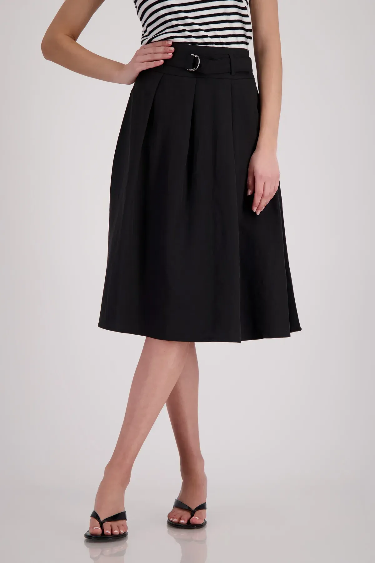 Faltenrock MONARI, Damen, Gr. 38, schwarz, Web, Obermaterial: 90% Viskose, 10% Polyamid, unifarben, regular fit knieumspielend, Röcke, Regular fit mit Faltenwurf