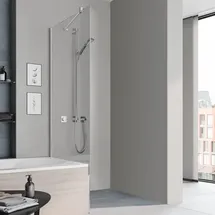 Kermi Pega Seitenwand vrekürzt neben Badewanne PETVO07016VPK 70x160cm, silber hochglanz, ESG klar Clean, auf Duschwanne