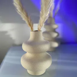 Intirilife Keramik Vase in Creme Weiß - 11.5 x 15.5 cm - Spiralvase Dekovase ideal für Blumen Pampasgras und Trockenblumen