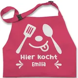 Kinderschürze Schürze Kinder Jungen Mädchen - Kochschürze - Hier kocht mit Namen I Geschenk Küchenzubehör Lustig - 7-14 Jahre - Pink - kinderkochschürze koch kinderkochschürzen kind kochen - 7-13 Jahre