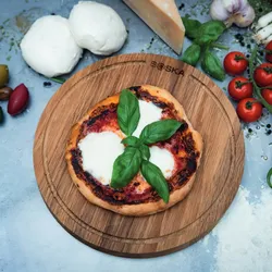 Boska Pizzabrett Friends M / Servierbrett aus Eichenholz / Pizza, Tapas und andere Speisen / Praktische Auffangrinne / Braun / ⌀ 29 cm
