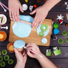 Relaxdays Ausstechformen klein, 20er Set, für Gemüse, Obst, Plätzchen, Mini Ausstecher mit Griff, Edelstahl, grün/silber