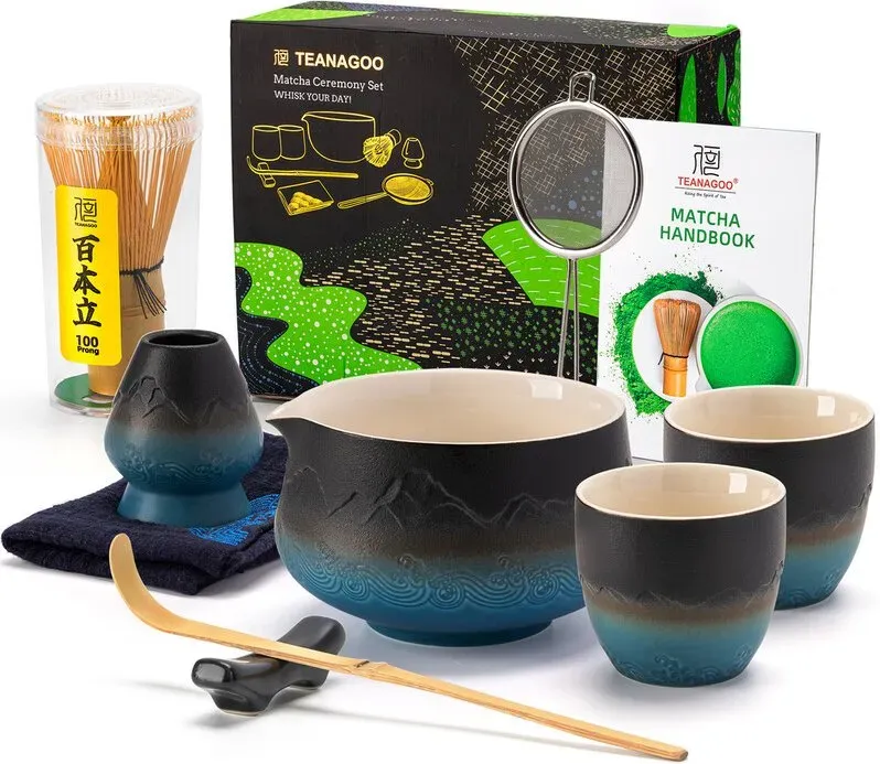 TEANAGOO Matcha-Set Matcha-Besen Matcha-Schale mit Ausguss Löffel Matcha-Besenhalter Teezubereitungs-Kit. Japanisches Teeset (7-teilig) + 2 Tassen (5.6 Unzen), S33, Verlauf Navy Schwarz, Farbkarton-Verpackung, Neujahrsangebot, Top-Geschenkempfehlungen