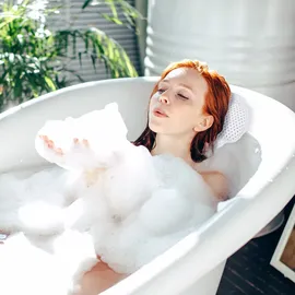 Relaxdays Badewannenkissen, Badekissen mit Saugnäpfen, Spa, Wannenkissen für Kopf & Nacken, 19,5 x 30,5 x 3,5 cm, weiß