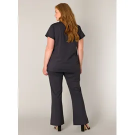 Base Level Curvy V-Shirt Schwarz 48