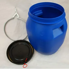 plasteo plasteo® 30 Liter Deckelfass mit Spannverschluss Lebensmitteltauglich Futtertonne Luftdicht Verschließbar Stapelbar und Palettengerecht Stabile Griffmulden Blau