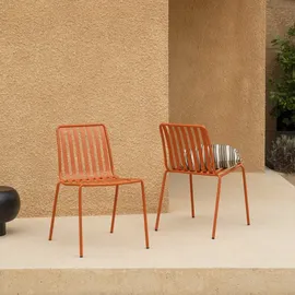 Tikamoon Teo - Gartenmöbel Set aus massivem Teak und orangefarbenem Metall 4 Stühle