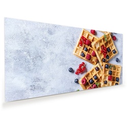 Primedeco Glasbild Wandbild Waffeln mit Beeren mit Aufhängung, Früchte rot 60 cm x 30 cm