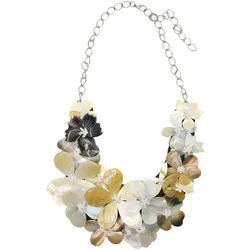 Kette mit Anhänger "Cemile", Damen, Gr. one size, Zamak, beige (natur), COLLEZIONE ALESSANDRO, Basic, Halsketten, Blüten aus verschiedenen Muscheln gefertigt