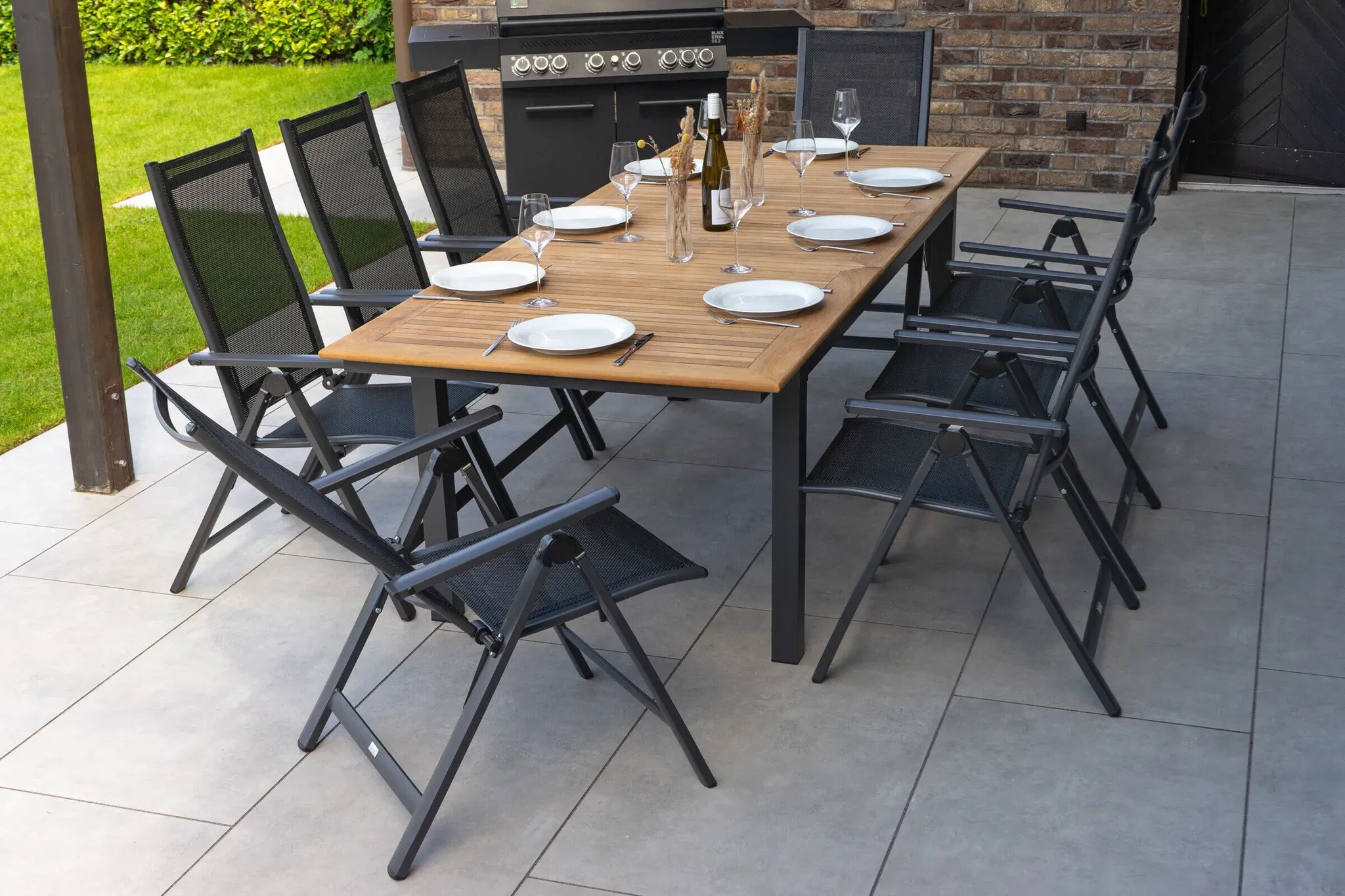 OUTFLEXX Garten-Essgruppe, OUTFLEXX® anthrazit matt, Alu / Teak / Textil, Ausziehtisch 180/240 x 100cm, 8 Multipositionssessel