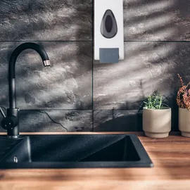 Relaxdays Wandseifenspender, 2er Set nachfüllbar, 350 ml, Wandmontage, manuell, Seifenspender HBT: 19x8x8 cm, weiß/grau