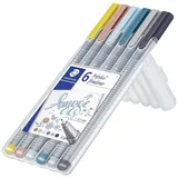 Staedtler Fineliner triplus, hygge Set, superfeine, metallgefasste Spitze, Linienbreite 0,3 mm, ergonomischer Dreikantschaft, 6 Fineliner in aufstellbarer Box, 334SB6CS12