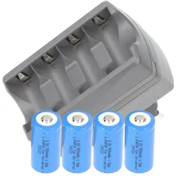 AccuCell CR123 Ladegerät inklusive 4x CR123A Li-Ion Akkus, vierfach Ladegerät CR123 (nicht geeignet für Überwachungskamera)