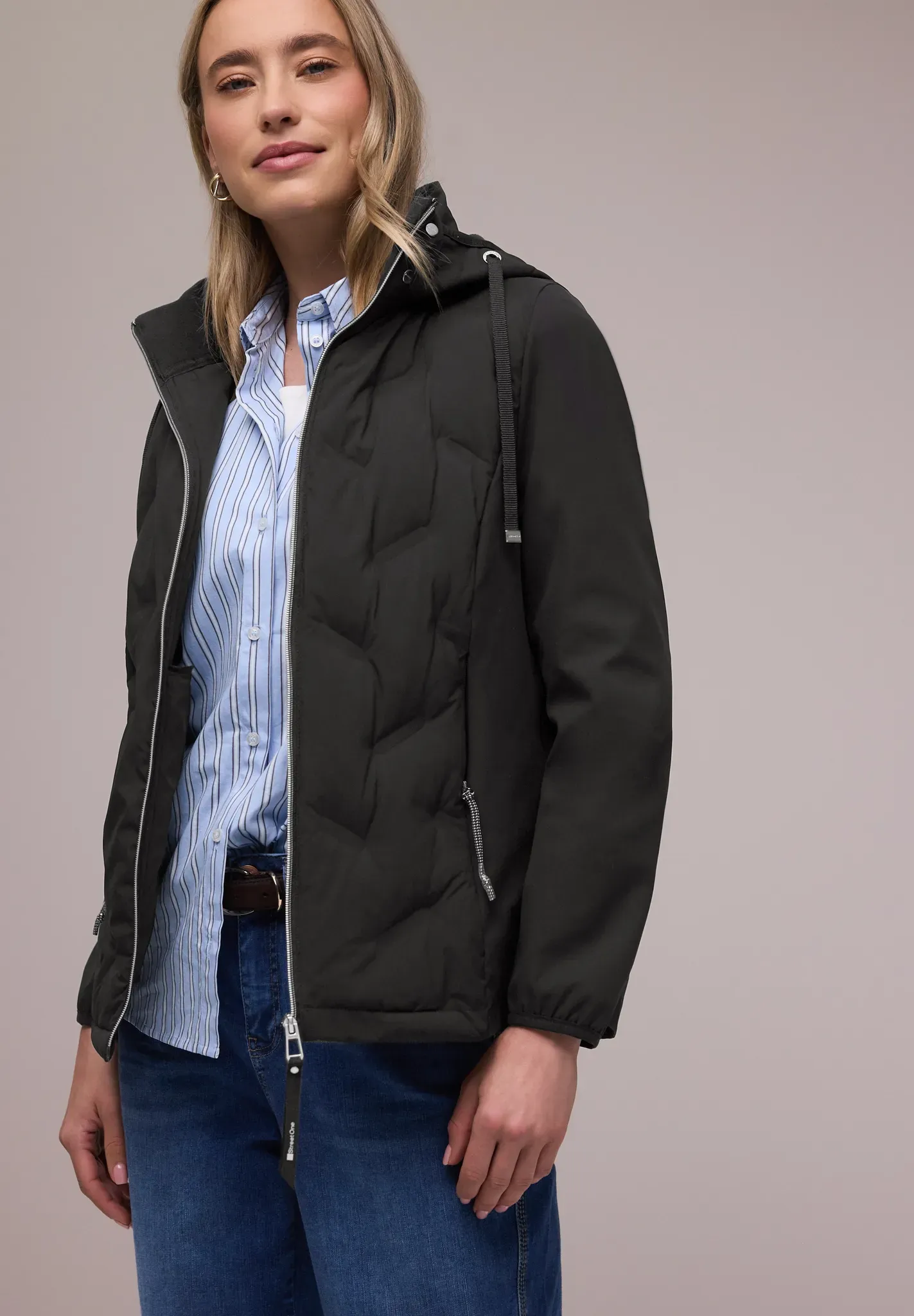 Outdoorjacke STREET ONE, Damen, Gr. 46, schwarz, Stoff;Softshell, Obermaterial: 100% Polyester. Obermaterial 2: 100% Polyester. Futter: 100% Polyester. Füllung: 100% Polyester, gemustert, normal normal, ohne Ausschnitt, abgesteppt, Jacken Outdoorjacke, im Hoodie-Style