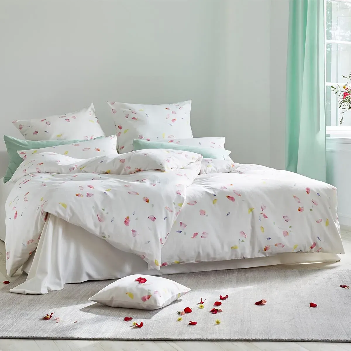Cotonea Bio-Satin Bettwäsche Blütenblätter 135x200 cm + 80x80 cm - blau;weiß