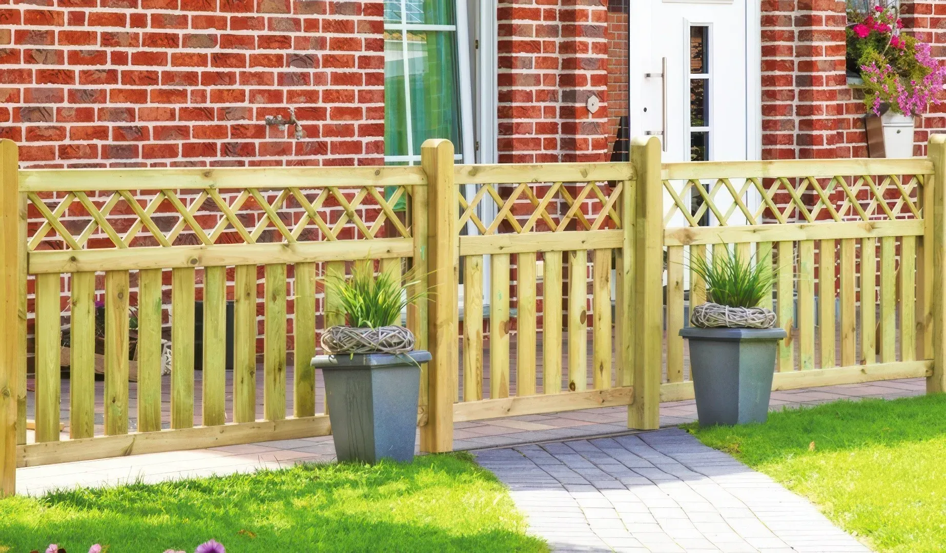 Gartenzaun Elemente Westerland – druckimprägnierte Holzzaun Elemente mit Gartenpforte in 90 cm Höhe in modernem Rankgitter Design