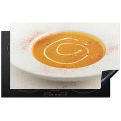 MuchoWow Herdblende-/Abdeckplatte Kürbissuppe im weißen Teller mit Cayennepfeffer bestreut, Vinyl, (1 tlg), 83×51 cm, Ceranfeldabdeckung, Arbeitsplatte für küche bunt 83 cm x 51.5 cm x 0.3 cm