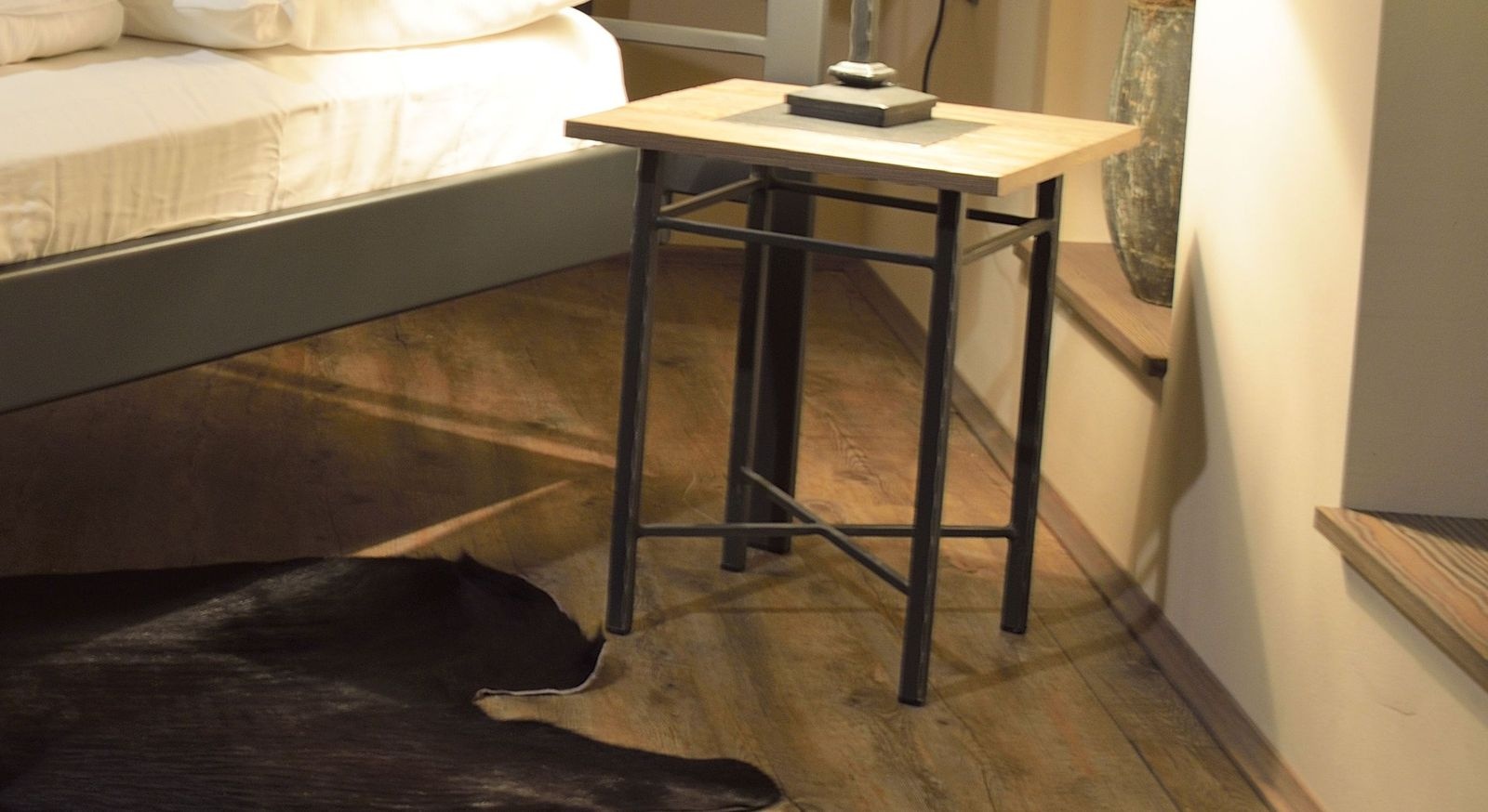 Handgeschmiedeter Nachttisch mit Ablagefläche aus Holz - Tarvisio