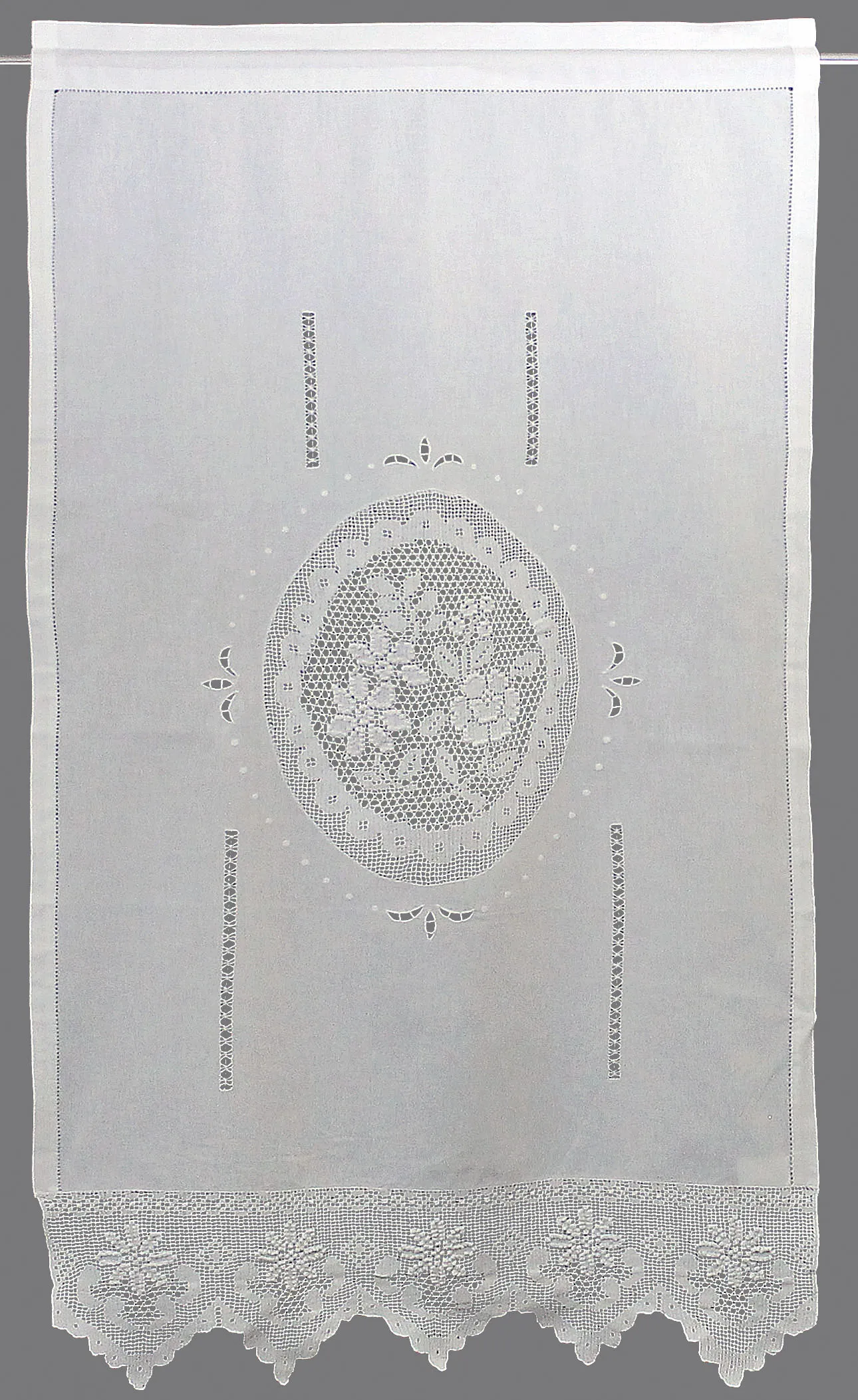 Gardine "Wildspitze" Gr. 4, weiß, B:80cm H:180cm, Baumwolle (Bio-Baumwolle), HOSSNER - ART OF HOME DECO, Gardinen, m. Häkelspitze aus ECHTER HANDARBEIT