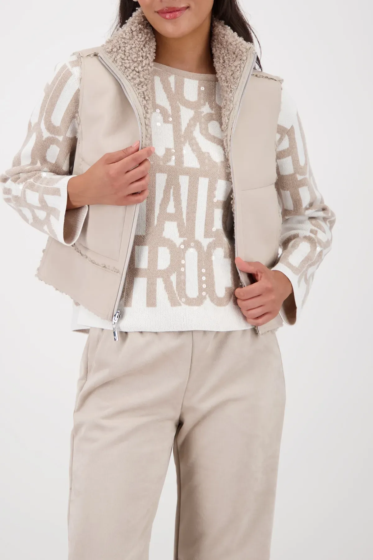 Wendeweste MONARI, Damen, Gr. 46, beige, Plüsch, Obermaterial: 50% Polyester, 50% Polyurethan. Futter: 80% Polyester, 20% Polyurethan, unifarben, regular fit taillenbedeckt, Rundhals, Westen, Regular fit mit Stehkragen