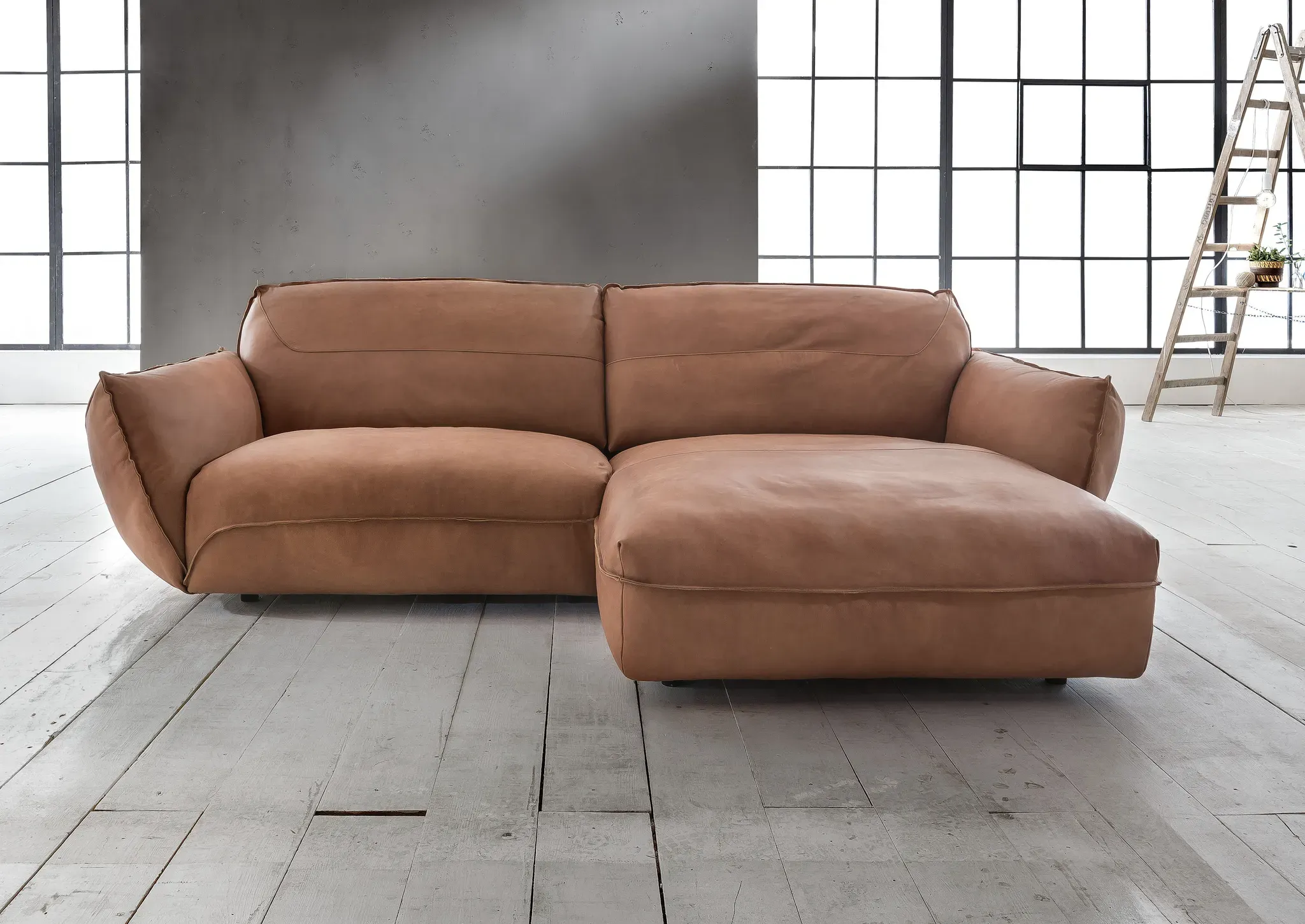 Ecksofa BETYPE "Be Type Be Chilled, L-Form", braun (cognac), B:260cm H:85cm T:180cm, AnilinLEDER Pallino gewachst (echtes Rindsleder) Das von südamerikanischen Rindern stammende Anilinleder wird in Fässern gefärbt. Natürliche Merkmale wie Narben, Insektenstiche und Hornstöße bleiben dem 1, 2 - 1, 4 mm starken Leder erhalten und sorgen für ein naturbelassenes Aussehen. Durch ein zusätzliches Wachs-Finish entsteht eine angenehm weiche und warme Haptik. Um die Langlebigkeit des Leders zu erhalten, wird empfohlen eine dauerhafte direkte Sonneneinwirkung zu vermeiden sowie die Lederoberfläche regelmäßig mit einem weichen Tuch zu säubern. In Abhängigkeit von der (Faser-)Struktur der jeweiligen Häute kann sich u201eder Effektu201d und u201edie Farbeu201d während des Produktionsprozesses verändern, sodass möglicherweise Farbabweichungen und Veränderungen in der Faserstruktur entstehen können. Dies ist bei dieser Art von Leder gewünscht und stellt keinen Reklamationsgrund dar., Sofas, in 2 Breiten mit stylischer und offener Nahtführung