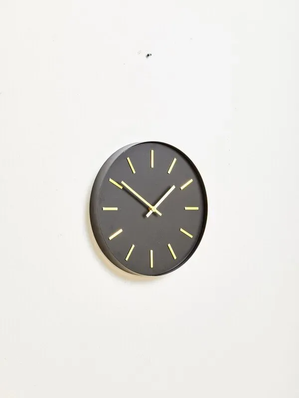 Premier Housewares schwarz-goldene Wanduhr, stylische Wanduhr für das Wohnzimmer, funktionale Küchenuhr, vielseitige große Wanduhr