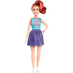 Barbie Fashionistas Puppe #232 mit roten Haaren, sportlichem Jersey-Top mit B-Print, lila Faltenrock