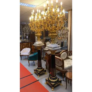 Casa Padrino Barock Tisch Kronleuchter Set mit Säulen Schwarz / Weiß / Gold - Prunkvolle Barockstil Deko Säulen mit Kronleuchter - Barock Deko Accessoires - Barock Möbel - Edel & Prunkvoll