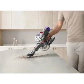 Dyson V8 Advanced silber/nickel